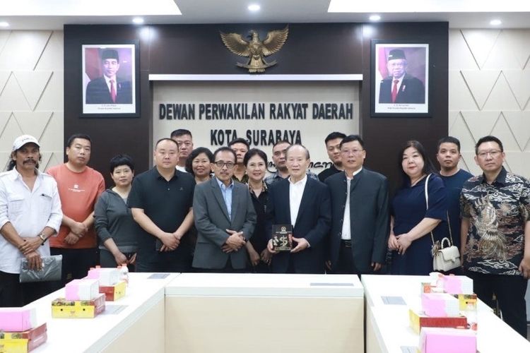Pertemuan antara DPRD Kota Surabaya dan perwakilan PT Indonesia Mandarin Export Xentra (IMEX).
