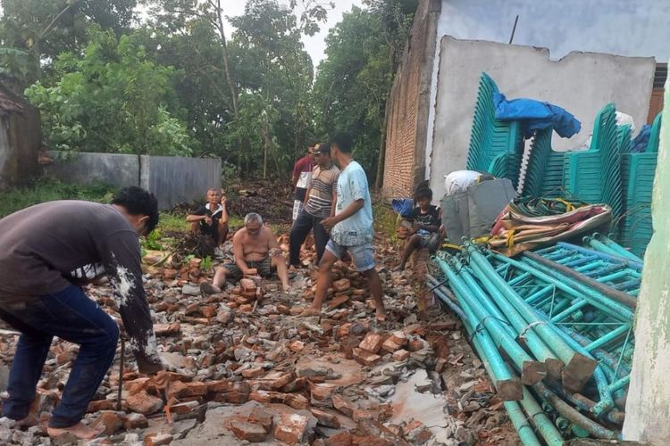 Kerusakan bangunan akibat fenomena hujan es dan angin kencang, di wilayah Mojowarno, Kabupaten Jombang, Jawa Timur, Sabtu (8/10/2022).