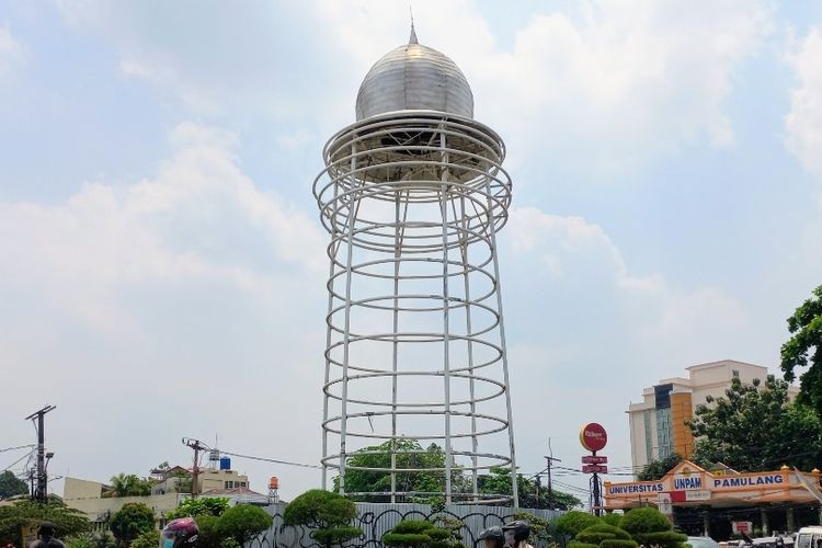 Kondisi Tugu Pamulang di Jalan Siliwangi, Pamulang, Tangerang Selatan, yang dinilai lebih menyerupai toren air, Selasa (21/9/2021).