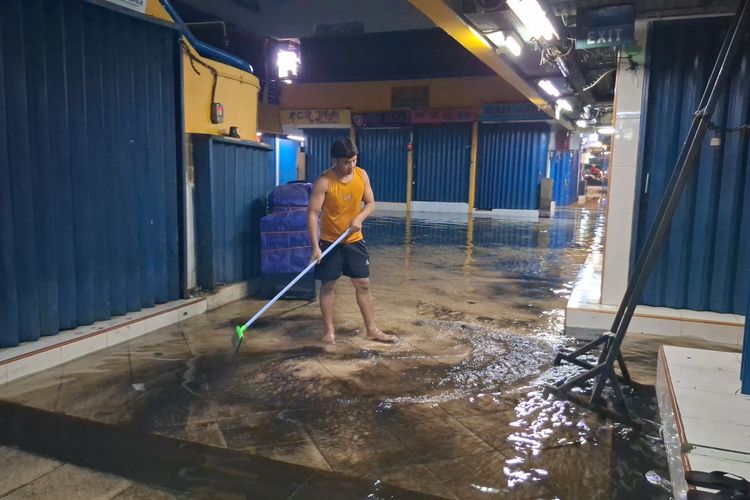 Pedagang Pasar Cipulir Ngaku Sudah 7 Kali Kebanjiran: Tiap Hujan Langsung Naikin Barang