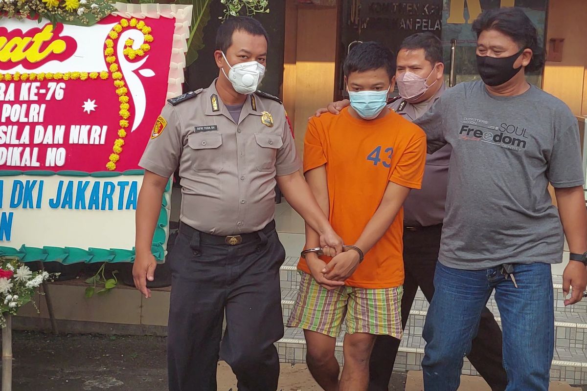 AS (26) ditangkap Polsek Palmerah karena nekat merampas ponsel milik seorang petugas  SPBU di Jalan Tomang Raya, Jatipulo, Palmerah, Jakarta Barat, pada Selasa (28/6/2022) subuh.