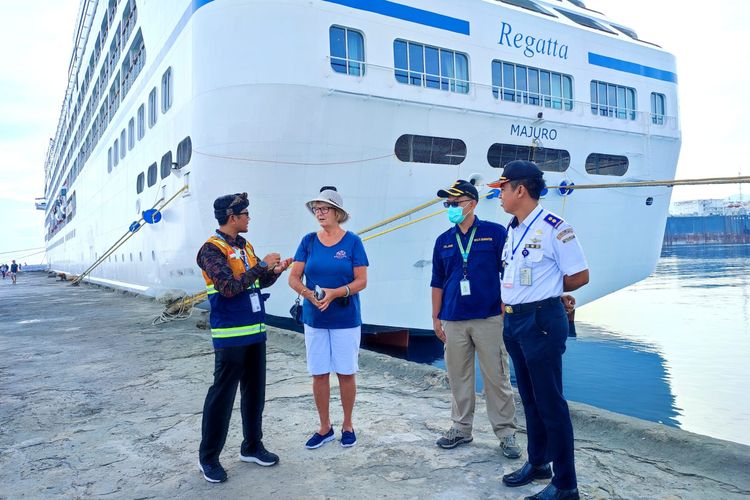 Kapal pesiar (cruise) bernama lambung Regatta bersandar di Pelabuhan Celukan Bawang, Kecamatan Gerokgak, Kabupaten Buleleng, Provinsi Bali, bertepatan dengan puncak presidensi KTT G20, Selasa (15/11/2022) pagi.
