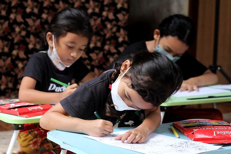 Sejumlah anak belajar melukis di Sinar Pande Rumah Wayang Kamasan, di Klungkung, Bali.
