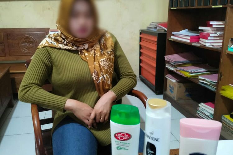 Wanita berinisial KW, saat diamankan bersama beberapa barang yang diambil dari minimarket di Desa Tugu, Kecamatan Mantup, Lamongan, Jawa Timur.