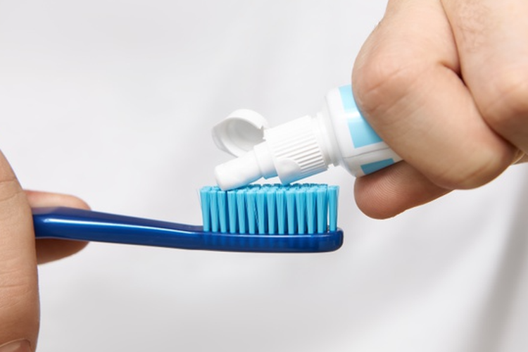 Pasta gigi juga bisa dimanfaatkan untuk membersihkan bawah setrika yang gosong.