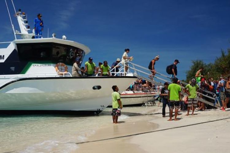 Wisman di Gili Trawangan, Lombok, NTB, siap menaiki kapal cepat menuju Bali, Jumat (25/8/2016).