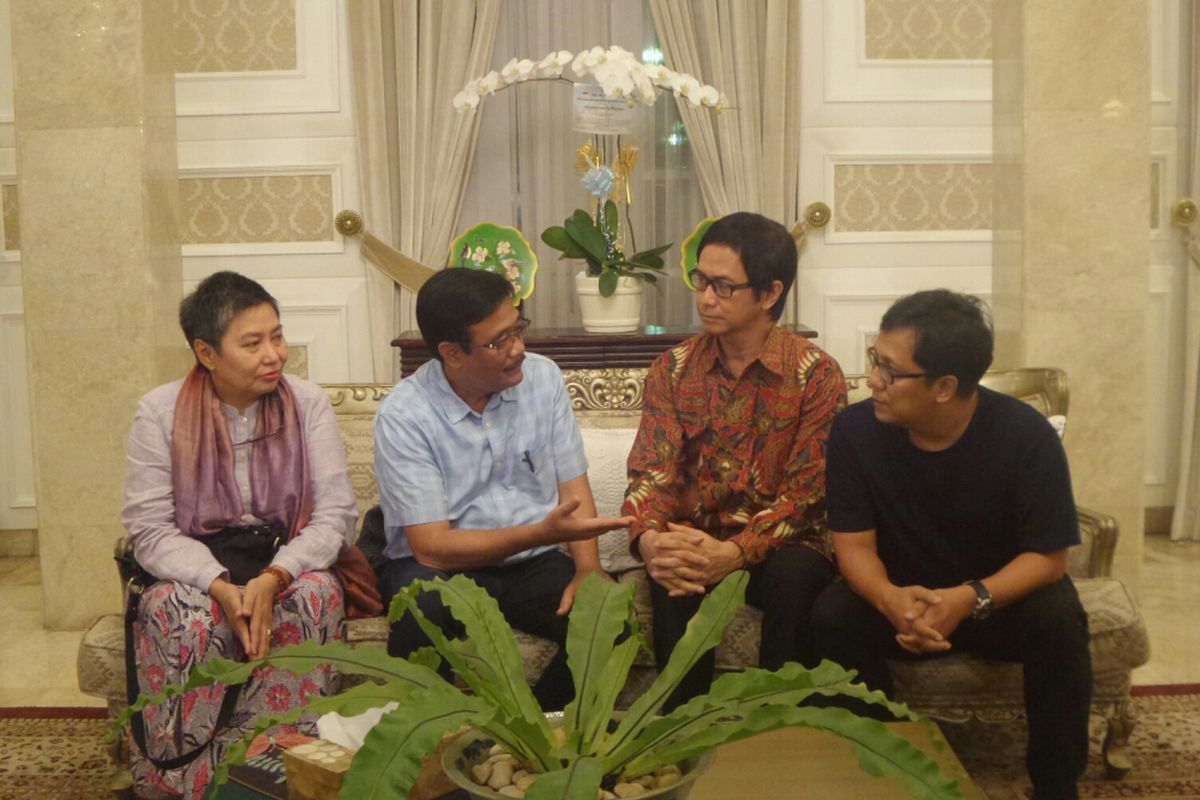 Plt Gubernur DKI Jakarta Djarot Saiful Hidayat berbincang dengan para musisi seperti Addie MS, Erwin Gutawa, dan Cut Deviana di Rumah Dinas Gubernur, Jalan Taman Suropati, Sabtu (13/5/2017). 