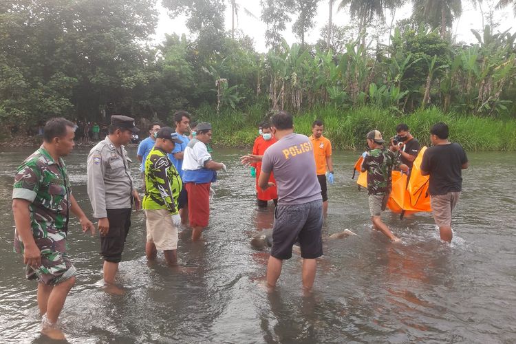 Penemuan mayat korban oleh saksi Purnomo yang sedang berniat akan pergi ke sawah yang berada di seberang sungai.