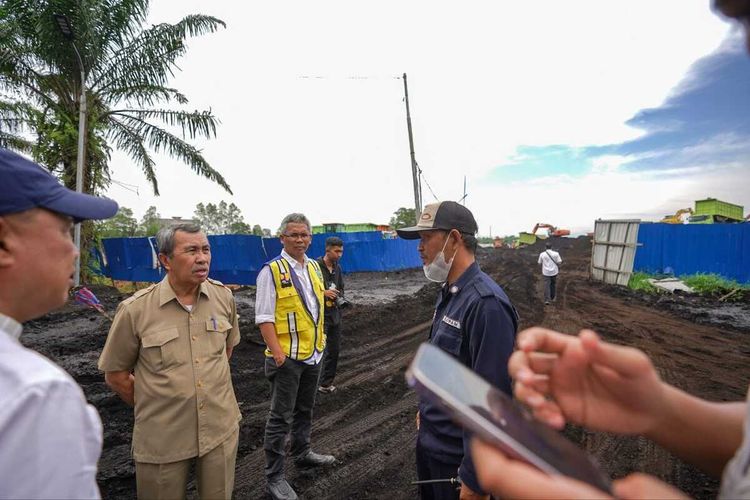 Gubernur Riau, Syamsuar saat meninjau jalan rusak akibat truk batubara di perbatasan Kabupaten Indragiri Hulu dengan Indragiri Hilir, Riau, Senin (10/4/2023).