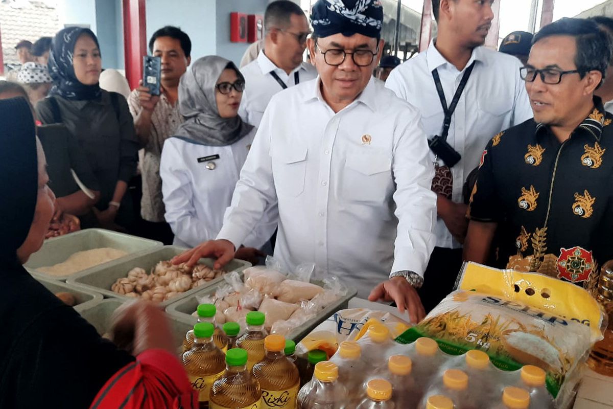 Menteri Perdagangan Budi Santoso meninjau sebuah lapak sembako di Pasar Nglegok, Kabupaten Blitar, Selasa (4/2/2025)