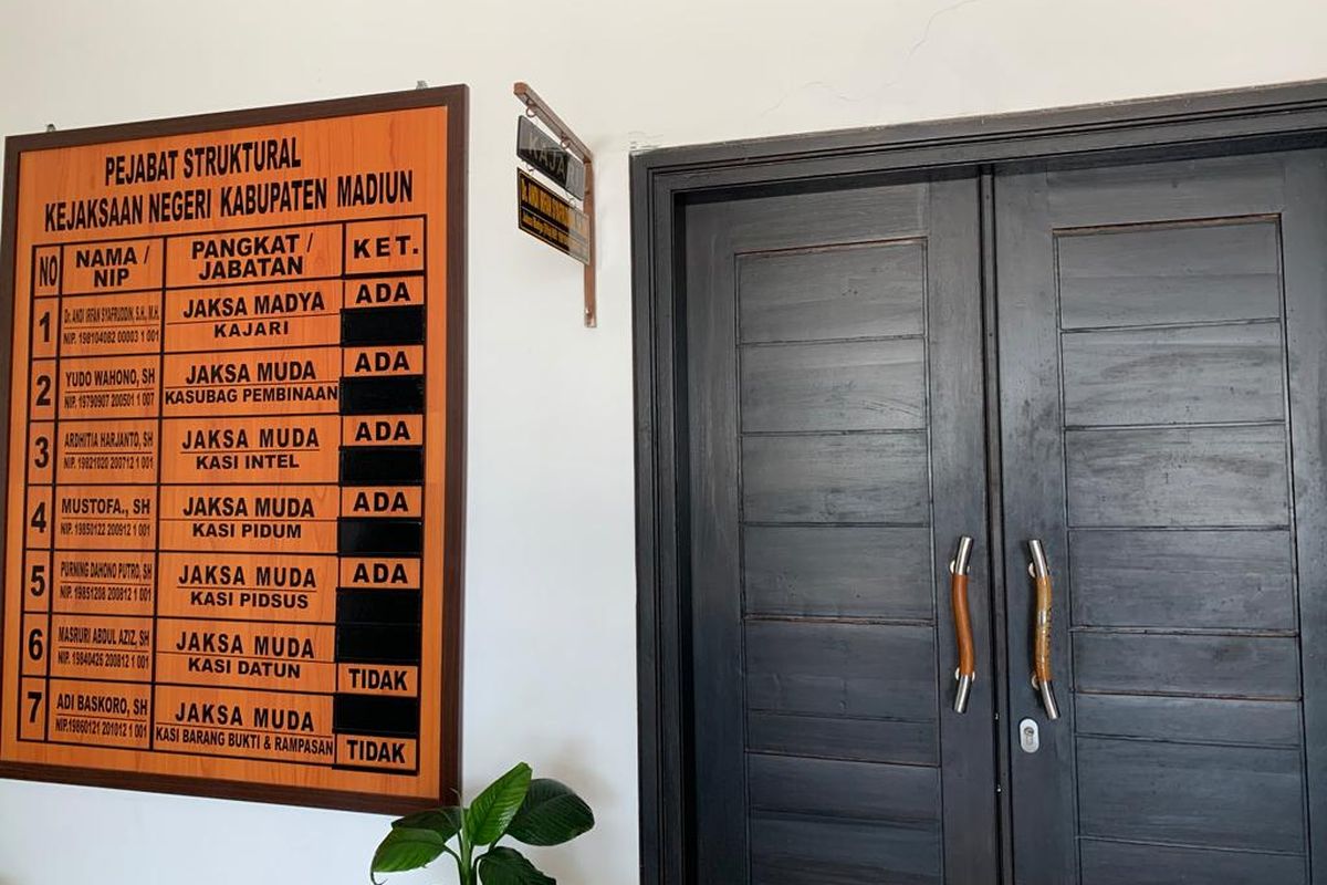 TERTUTUP--Ruang kerja Kajari Kabupaten Madiun, Andi Irfan Syafrudin tertutup usai dicopot dari jabatanya, Jumat (9/6/2023)