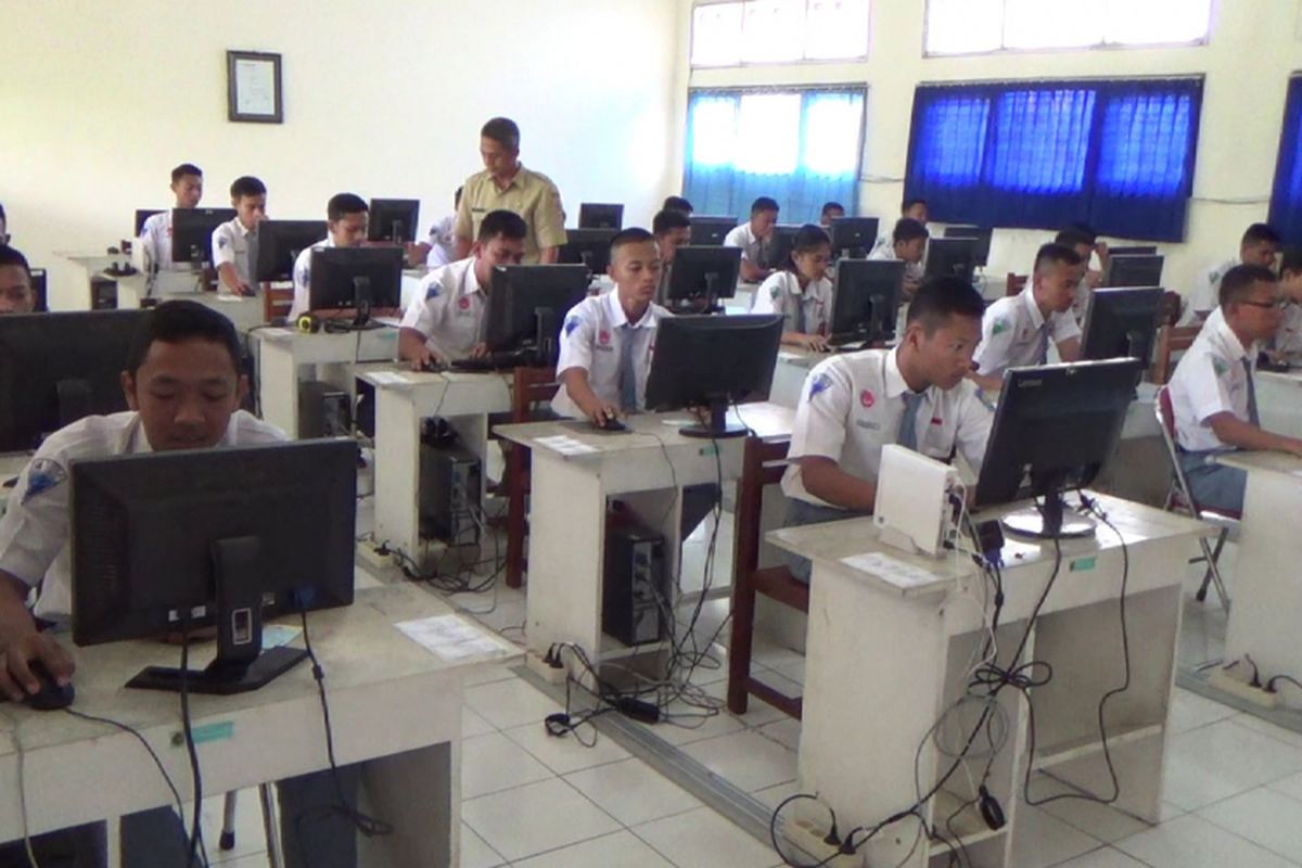 Siswa SMK di kendal, saat mengerjakan soal -soal UNBK. 