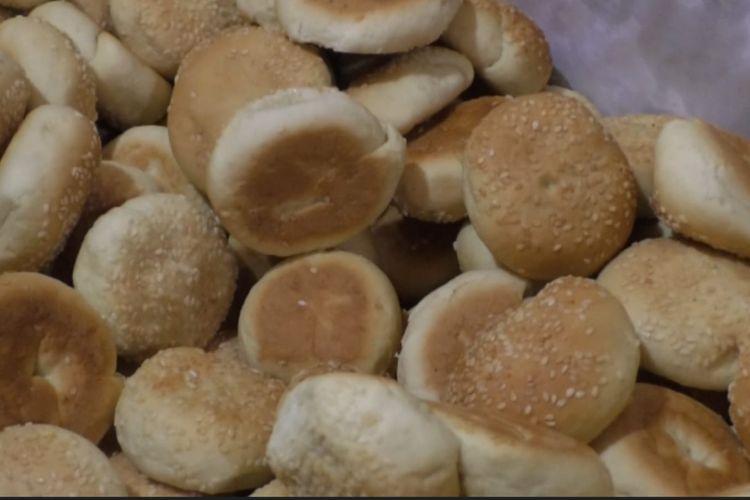 Kisah Keluarga yang 23 Tahun Jual Kompiang  di Labuan Bajo, Kudapan Khas Flores