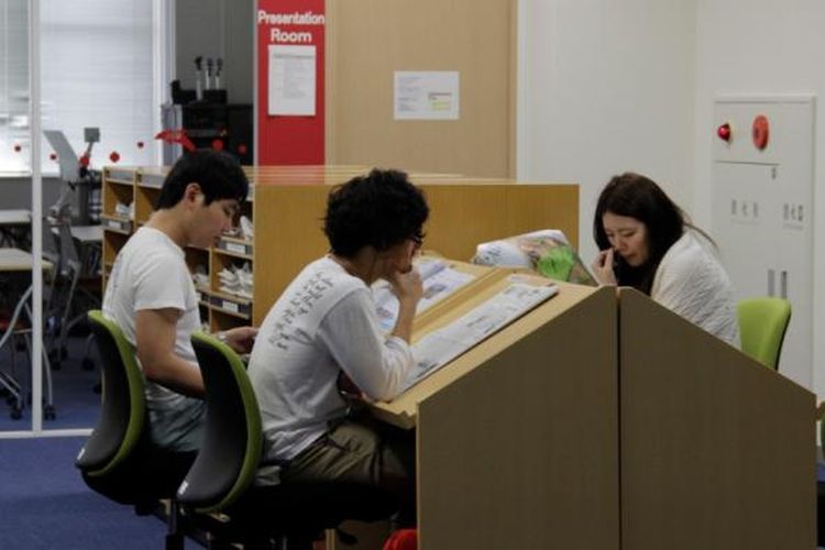 Para mahasiswa Ritsumeikan Asia Pacific University (APU), di Kampus Ritsumeikan APU, Beppu, Jepang.  