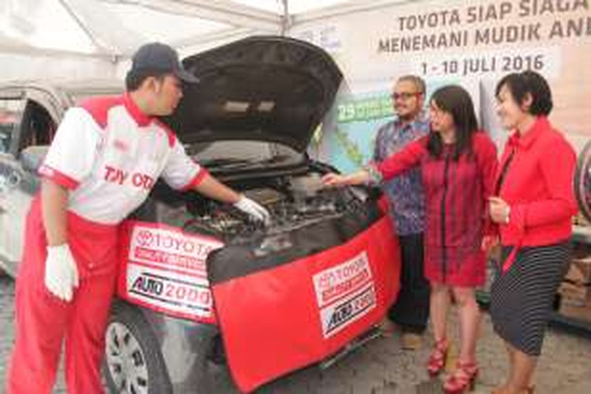 Widyawati Soedigdo, EGM Customer First Toyota Astra Motor dan GM After Sales saat melakukan survey lokasi