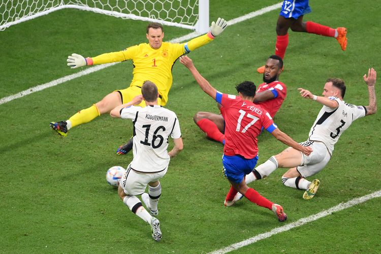 Gelandang Kosta Rika Yeltsin Tejeda (C) mencetak gol pertama timnya melewati kiper Jerman Manuel Neuer pada laga Grup E Piala Dunia 2022 Qatar antara Kosta Rika vs Jerman di Stadion Al-Bayt di Al Khor, utara Doha pada Jumat 1 Desember 2022 dini hari WIB. 