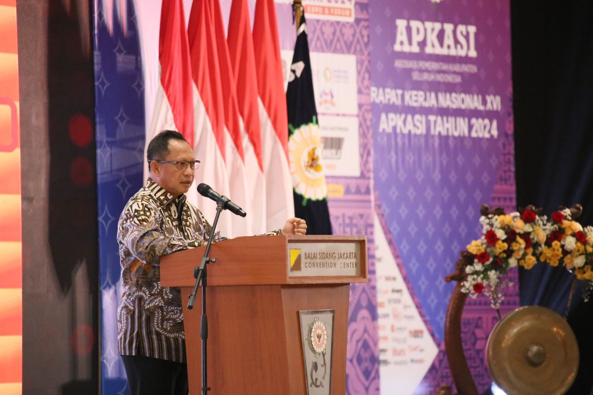 Menteri Dalam Negeri (Mendagri) Muhammad Tito Karnavian menjadi pembicara utama pada Rapat Kerja Nasional (Rakernas) XVI Asosiasi Pemerintah Kabupaten Seluruh Indonesia (Apkasi) di Jakarta Convention Center (JCC), Senayan, Jakarta, Rabu (10/7/2024).