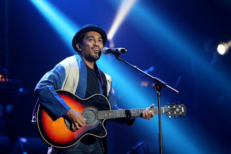 Penyanyi Glenn Fredly bernyanyi saat konser Musika Foresta di Balai Sarbini, Jakarta, Sabtu (13/5/2017). Konser Musika Foresta ini bertujuan mengenalkan dan mendekatkan generasi muda kepada hutan-hutan di Indonesia melalui lagu dan kolaborasi para musisi Tanah Air.