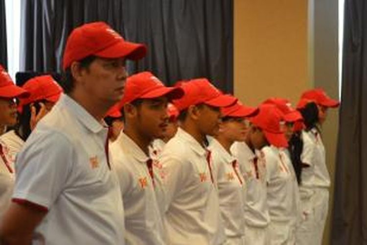 Kontingen Indonesia ke Asian Youth Games 2 bersama chef de mission, Ade Lukman (kiri)