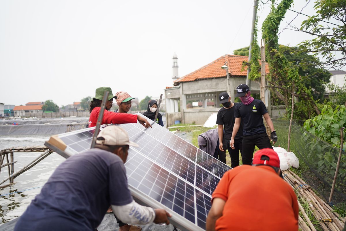 Proses instalasi panel surya yang terintegrasi dengan eco-aerator, sebuah turbin penghasil oksigen yang digunkan oleh petambak udang.