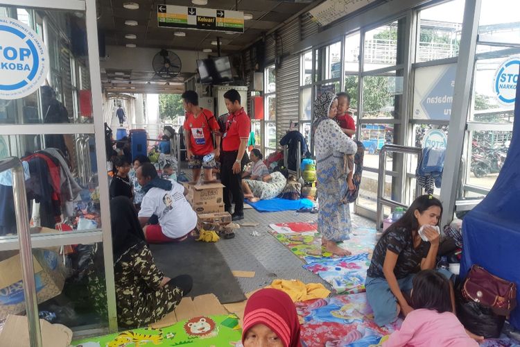Suasana Halte TransJakarta Jembatan Baru yang disesaki pengungsi di Cengkareng, Jakarta Barat, Jumat (3/1/2020) 