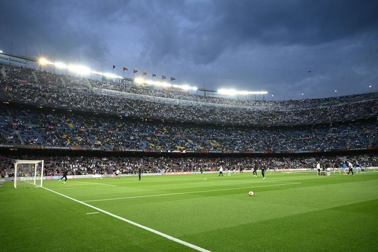 Para fans Eintracht Frankfurt menguasai tribune atas Camp Nou jelang laga leg kedua perempat final Liga Europa melawan Barcelona pada Jumat (15/4/2022) dini hari WIB.