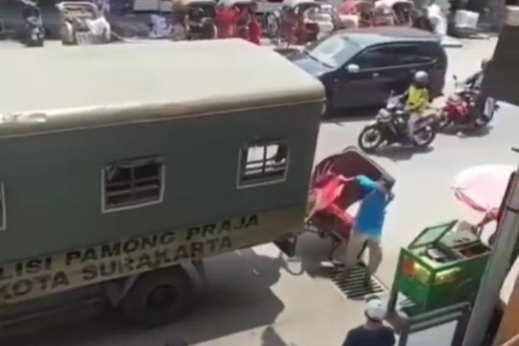 Kendaraan truk Satuan Polisi Pamong Praja (Satpol-PP) Pemerintah Kota (Pemkot) Solo, berjalan mundur tabrak becak di Kawasan Pasar Kliwon, Kota Solo, Jawa Tengah.