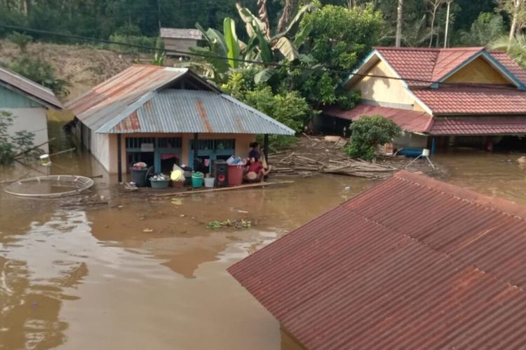 Sedikitnya 19 desa di tiga kecamatan di Kabupaten Melawi, Kalimantan Barat terendam banjir dengan ketinggian mencapai lebih dari 2 meter. Dampaknya ada ribuan warga yang telah mengungsi ke dataran lebih tinggi atau ke rumah kerabat.