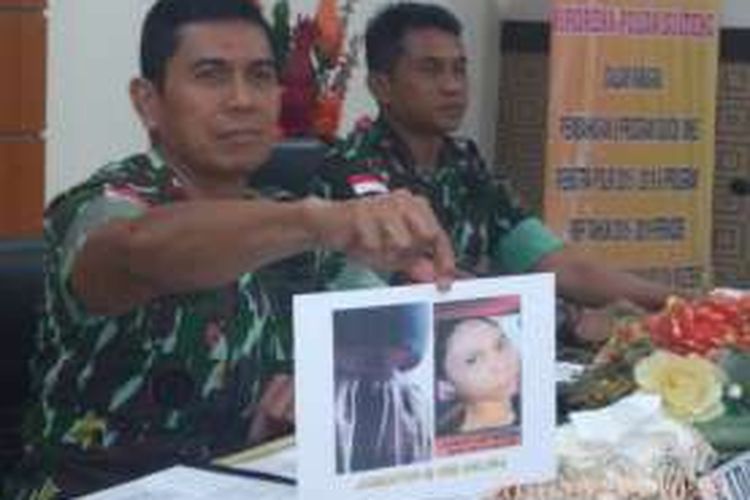 Kepala Polda Sulawesi Tengah Rudy Sufahriadi memperlihatkan foto Jumiatun alias Umi Delima, istri almarhum Santoso, saat jumpa pers di Mapolda Sulteng, Senin (25/7/2016) di Palu.