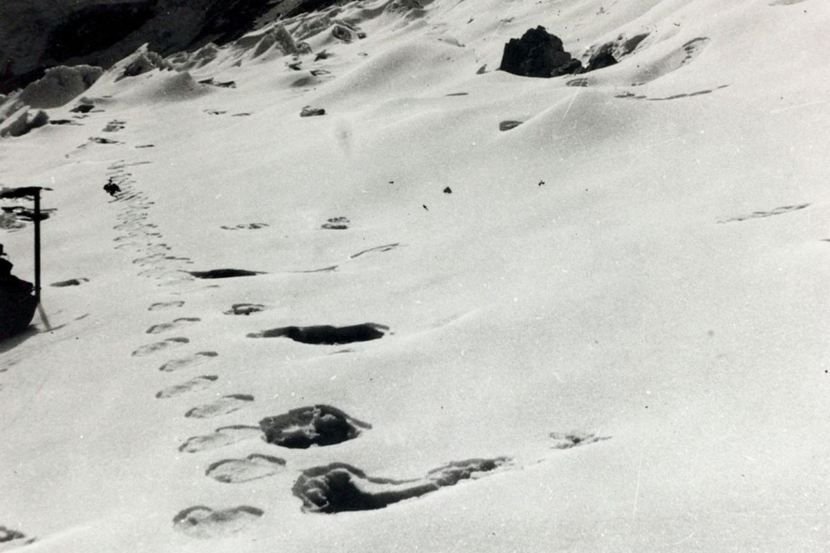 Potret jejak kaki ini disebut sebagai jejak kaki manusia salju yang dikenal dengan nama Yeti. Foto ini diambil saat ekspedisi gunung Everest, 1961. 