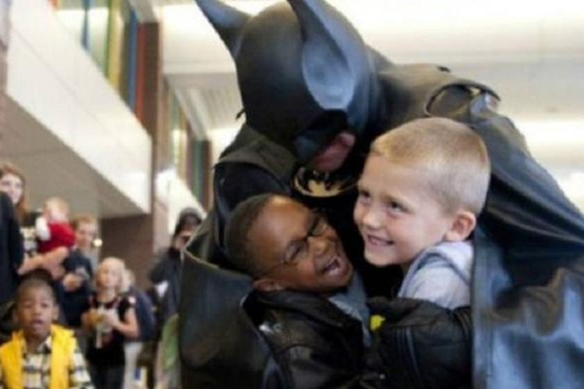 Leonard Robinson sengaja berperan sebagai Batman untuk mengunjungi anak-anak di rumah sakit. Dia telah melakoni peran tersebut selama 14 tahun terakhir. 