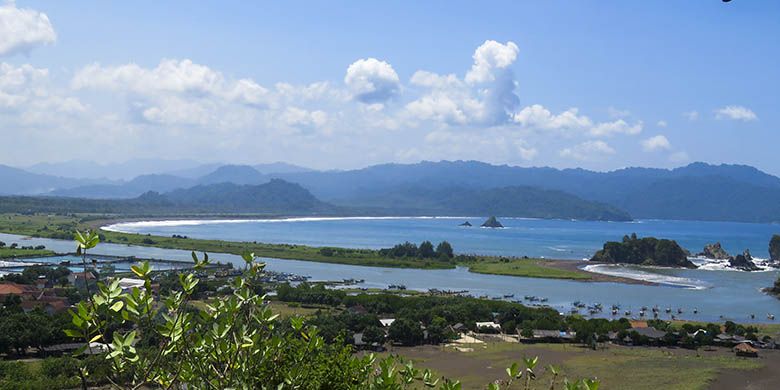 Salah satu panorama di Pantai Payangan, Jember. Panorama itu berupa garis Pantai Roro Ayu dan Cangaan yang memanjang, serta Taman Nasional Meru Betiri di ujung timur.
