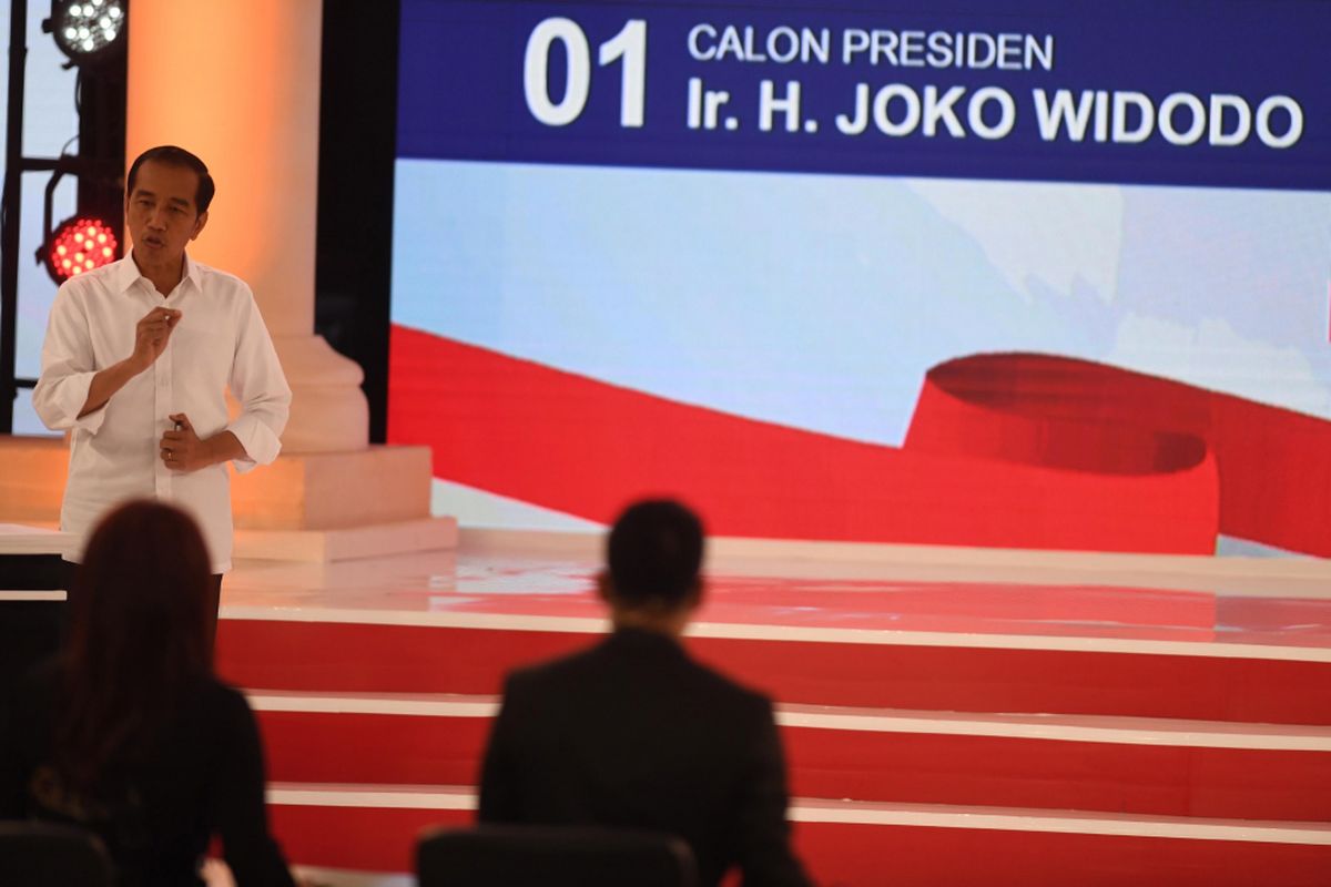 Capres nomor urut 01 Joko Widodo menyampaikan pendapatnya saat debat capres 2019 putaran kedua di Hotel Sultan, Jakarta, Minggu (17/2/2019). Debat kedua yang hanya diikuti capres yakni capres nomor urut 01 Joko Widodo. dan capres 02 Prabowo Subianto itu mengangkat tema energi dan pangan, sumber daya alam dan lingkungan hidup, serta infrastruktur.