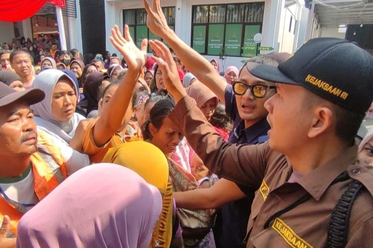Sejumlah petugas Kejaksaan Negeri Kabupaten Cirebon mengatur pembagian kupon Tebus Murah Sembako dalam agenda bazar ramadhan di halaman Kejari Cirebon, Senin (1/4/2024) siang.