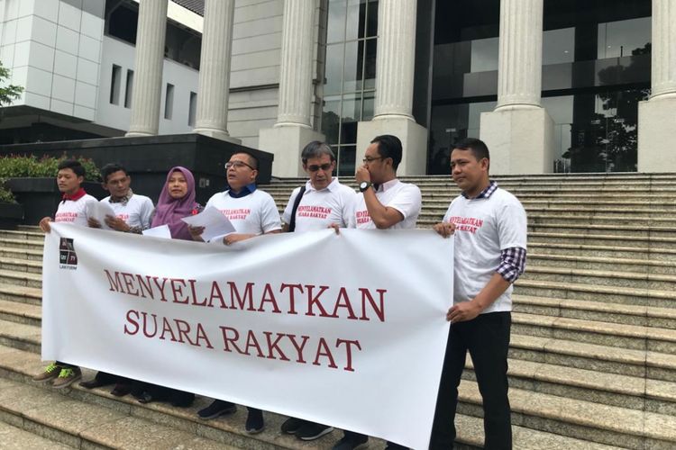 Sejumlah orang mengajukan uji materi terhadap Undang-Undang Nomor 7 Tahun 2017 tentang Pemilu ke Mahkamah Konstitusi, di Gedung MK, Jakarta Pusat, Selasa (5/3/2019). 