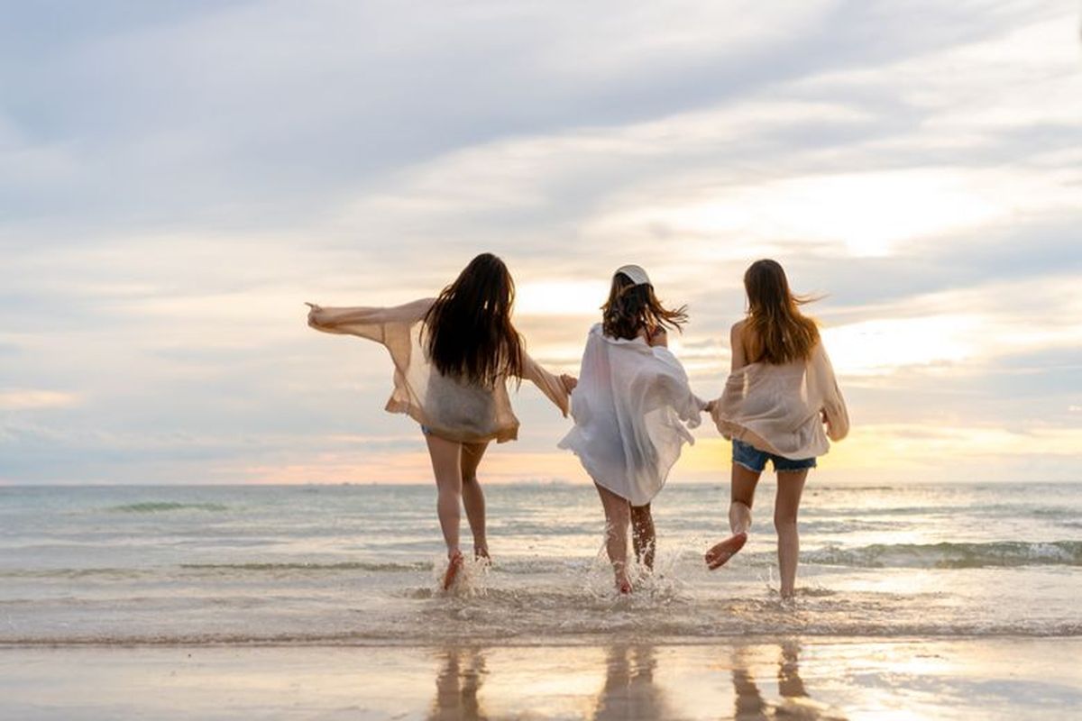 Seorang perempuan liburan di pantai.