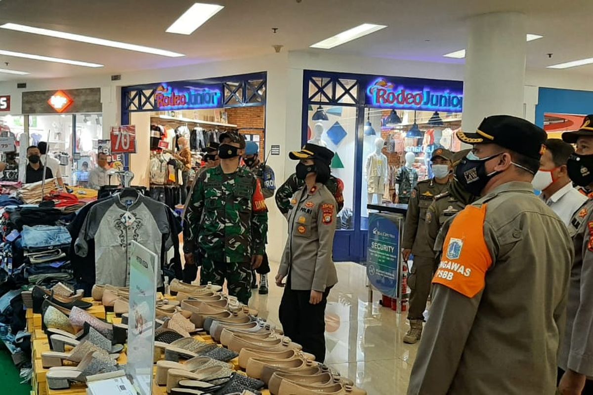 Sidak Mall Citraland Tanjung Duren oleh aparat dari Polsek Tanjung Duren, pada Senin (3/5/2021).