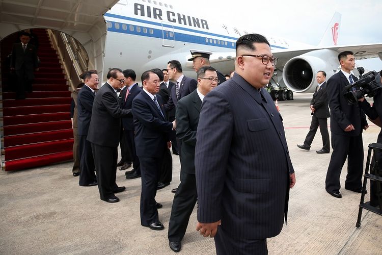 Dalam foto yang dirilis Kementerian Komunikasi dan Informasi Singapura ini terlihat pemimpin Korea Utara Kim Jong Un tiba di bandara internasional Changi, Singapura pada Minggu (10/6/2018), dengan menggunakan Boeing 747 milik Air China.