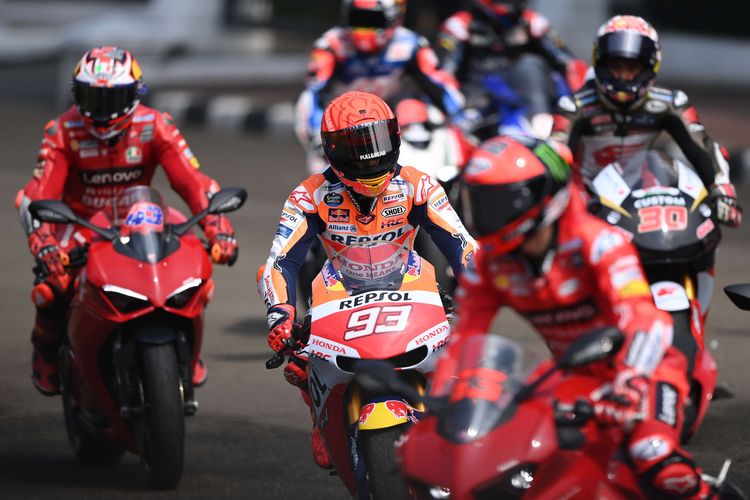 Pebalap Repsol Honda Team MotoGP Marc Marquez (kedua kiri) dengan motornya tiba untuk mengikuti parade di depan Istana Merdeka, Jakarta, Rabu (16/3/2022). Parade tersebut merupakan bentuk apresiasi atas kerja keras Pemerintah dalam mempersiapkan pagelaran MotoGP Mandalika pada 18-20 Maret 2022.