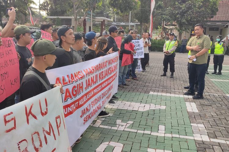 Kejari Magelang Digeruduk, Warga Tanya Perkembangan Kasus Korupsi Kades Wonogiri Junarsih