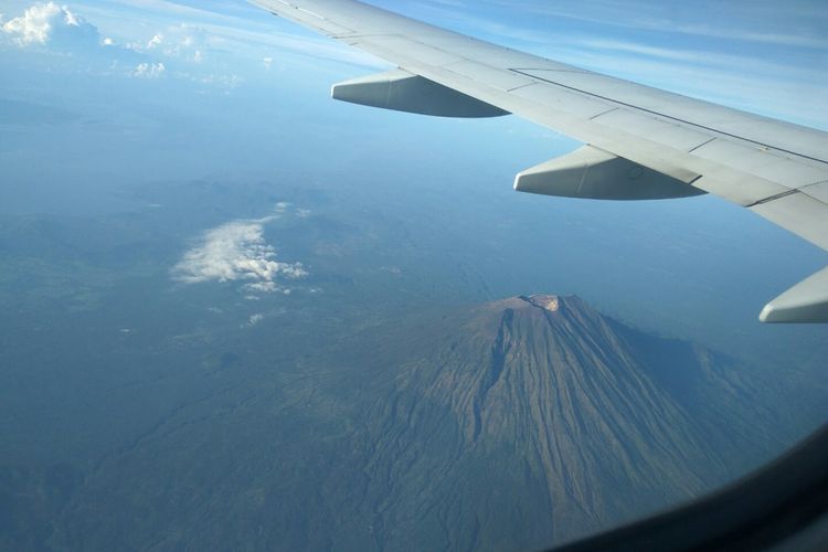 Pesawat terbang melintasi Gunung Agung Bali, beberapa waktu lalu. AirNav melakukan antisipasi terkait naiknya status gunung ini menjadi awas.