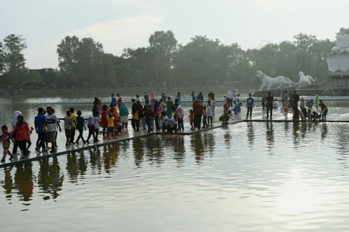 Suasana menyenangkan tercipta di Situ Buleud. Wisatawan bisa menikmati taman, berfoto-foto di beberapa patung atau air mancur mini yang menghiasi patung.