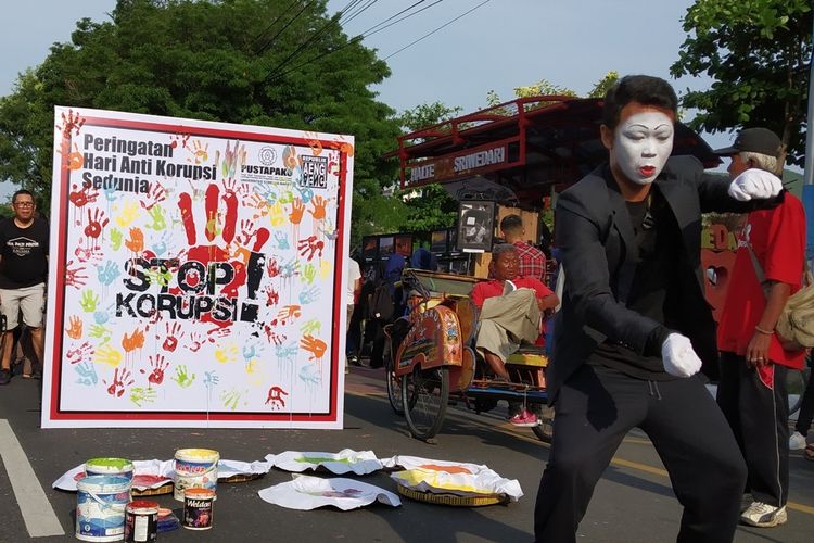 Peringatan hari Anti-korupsi Sedunia di Jalan Slamet Riyadi Solo, Jawa Tengah, Minggu (8/12/2019).