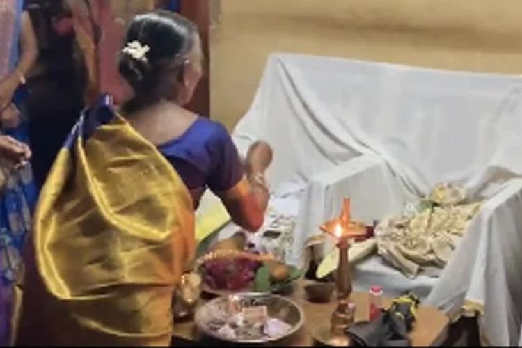 Tangkapan layar dari video yang menunjukkan dua mempelai yang sudah meninggal dinikahkan dalam tradisi bernama Pretha Kalyanam di Distrik Dakshina Kannada, Negara Bagian Karnataka, India.