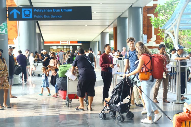 Suasana pergerakan penumpang mancanegara yang melintas di Bandara Internasional Ngurah Rai, Badung, Bali, pada Januari 2023./ Dok Humas PT Angkasa Pura I Bandara Internasional I Gusti Ngurah Rai