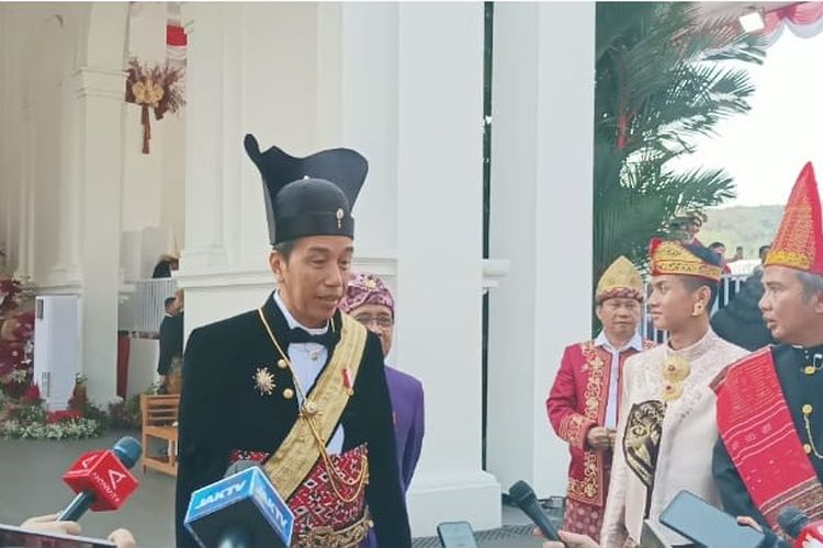 Presiden Joko Widodo mengenakan baju adat daerah Ageman Songkok Singkepan Ageng saat menghadiri Upacara Peringatan Detik-detik Proklamasi Kemerdekaan Republik Indonesia, Kamis (17/8/2023).