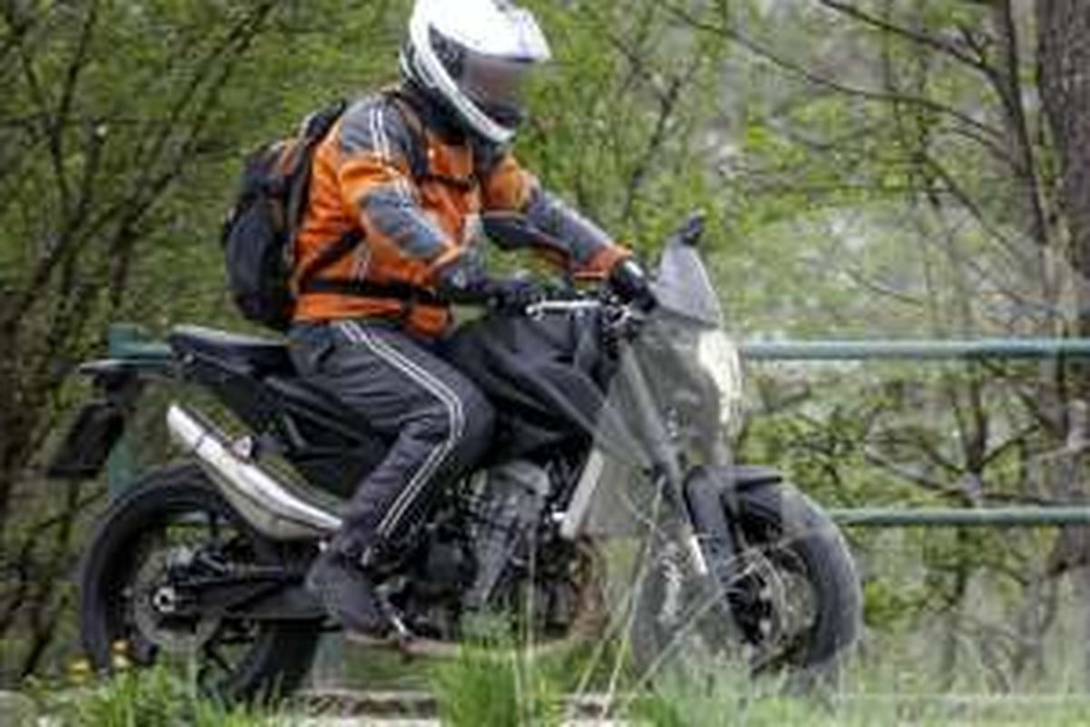 KTM Duke 800 atau 500, sedang dites jalan di Eropa.