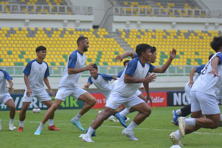 Pemain-pemain Persikad Depok berlatih jelang laga Championship melawan Adhyaksa FC. Partai Adhyaksa FC vs Persikad Depok akan digelar di Stadion Internasional Banten, Minggu (28/9/2025).