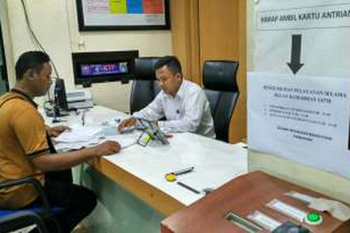 PTSP Kelurahan Palmerah, Jakarta Barat, memasang informasi waktu pelayanan selama bulan Ramadhan di sekitar loket. Gambar diambil Rabu (22/6/2016).