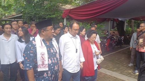 Megawati Beserta Keluarga Mencoblos di TPS Kebagusan Didampingi Pramono-Rano